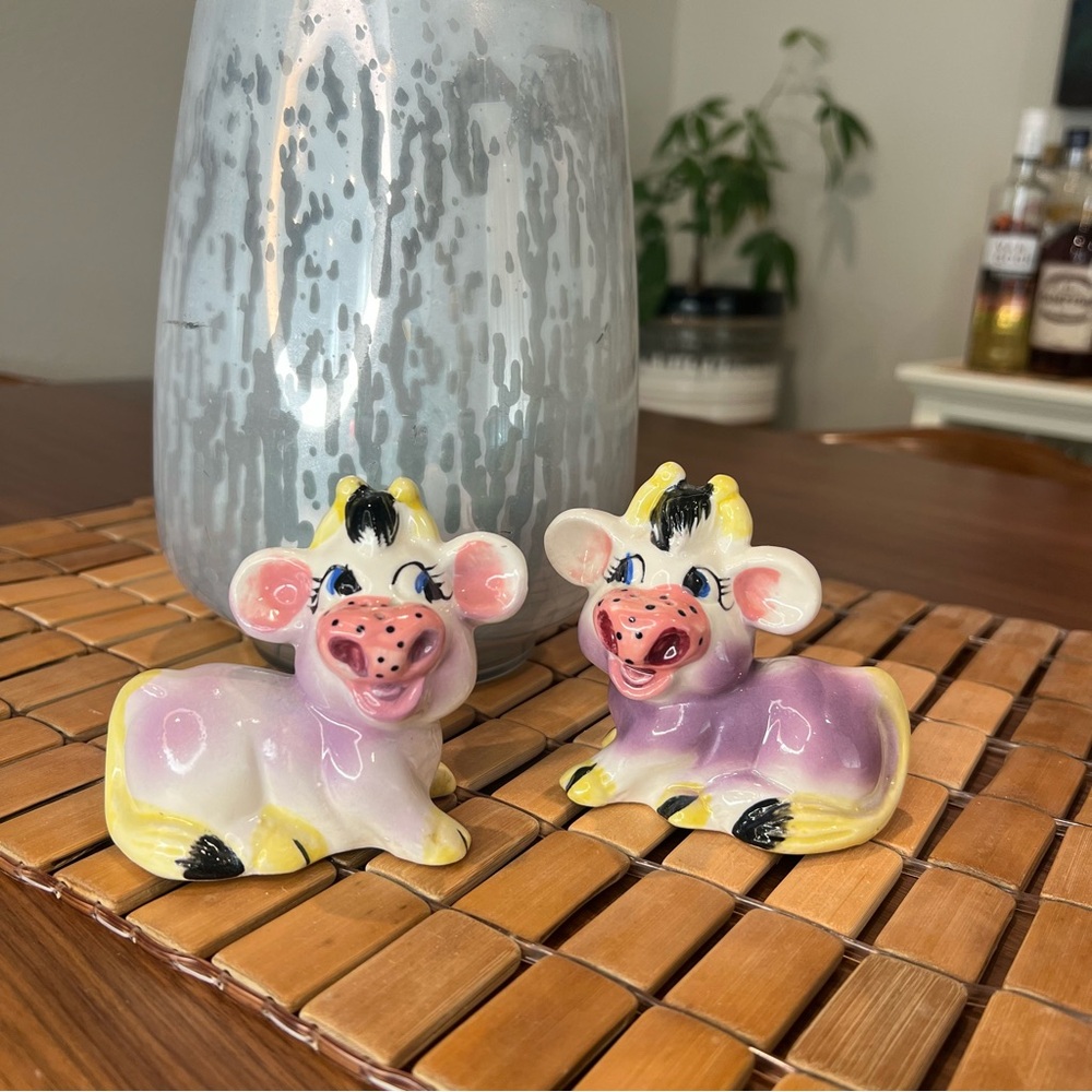 Vintage Cow Salt & Pepper Shaker Set Purple And White Anthropomorphic Thames